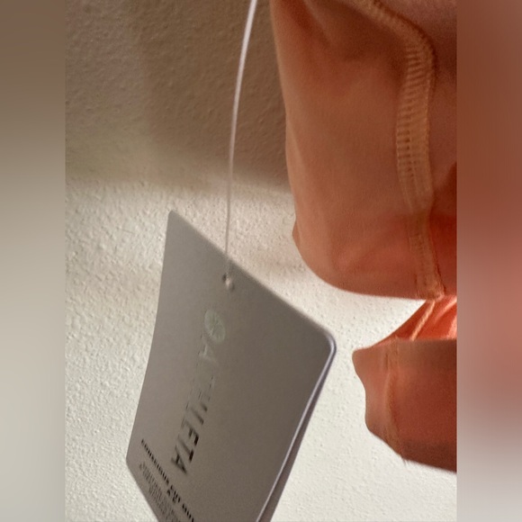 ATHLETA Conscious Cut Out Crop. - Picture 10 of 14